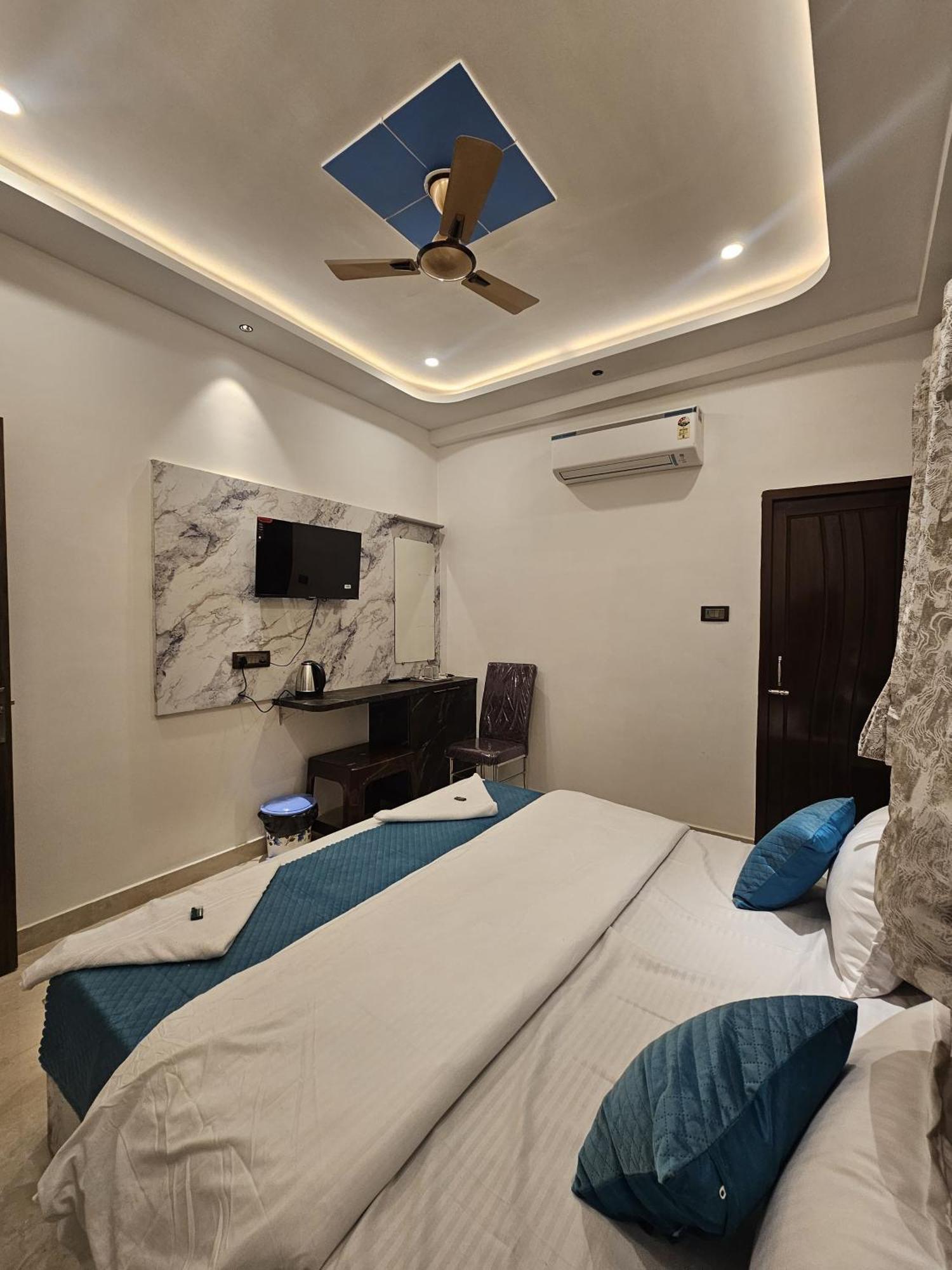 Mm Grand Hotel Varanasi Exterior foto